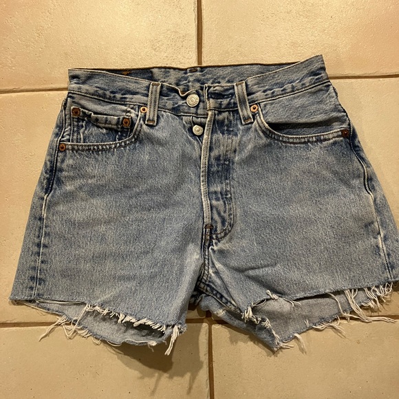 🔥Vintage Levi’s denim shorts! - Picture 2 of 3